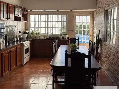 Casa en venta - 4 Dormitorios 2 Baños - Tres de Febrero