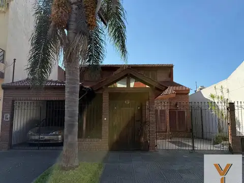 Casa en venta - 4 Dormitorios 2 Baños - Tres de Febrero