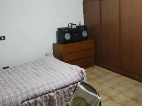 CASA 6 AMBIENTES CON PATIO Y TERRAZA Y LOTE PROPIO