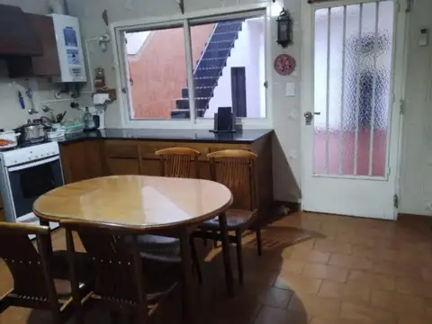 CASA 6 AMBIENTES CON PATIO Y TERRAZA Y LOTE PROPIO