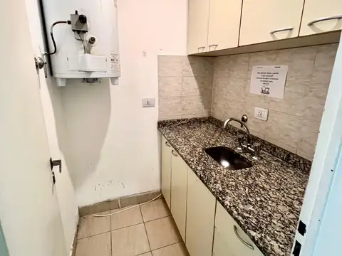 Martínez: Luminosa Oficina al Contra Frente. Gran Ventanal. Aire Acondicionado F/c. Excelente Estado