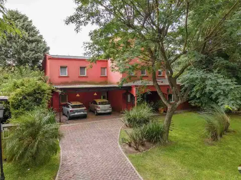 Casa en Venta con 2 cocheras