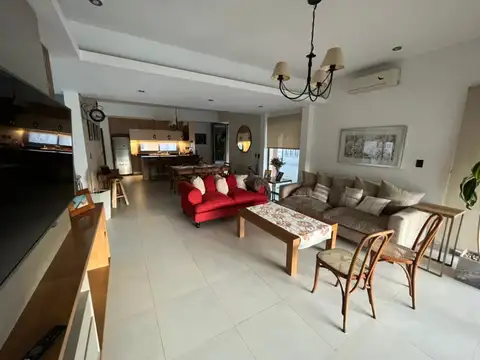 Casa 5 ambientes con 4 baños