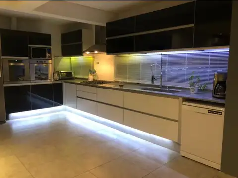 Casa 8 ambientes con 3 baños