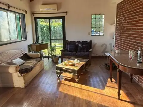 CASA EN VENTA EN GONNET – 2 DORMITORIOS, PILETA Y QUINCHO