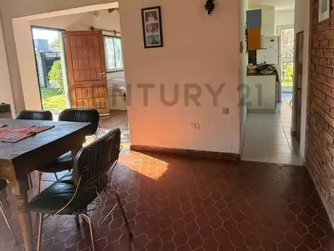 CASA EN VENTA EN GONNET – 2 DORMITORIOS, PILETA Y QUINCHO