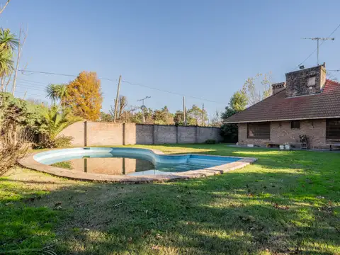 Casa · En Venta · 5 Ambientes · En Amplio Espacio Verde C/ Pileta · Barrio Bello Horizonte · Gr...