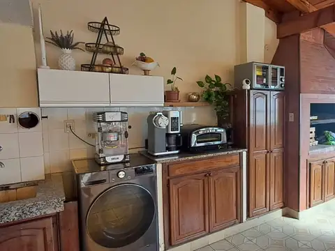 CASA 5 AMBIENTES, QUINCHO, JARDIN Y PILETA