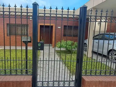 CASA 5 AMBIENTES, QUINCHO, JARDIN Y PILETA