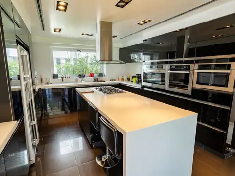 Casa en Alquiler con 5 cocheras