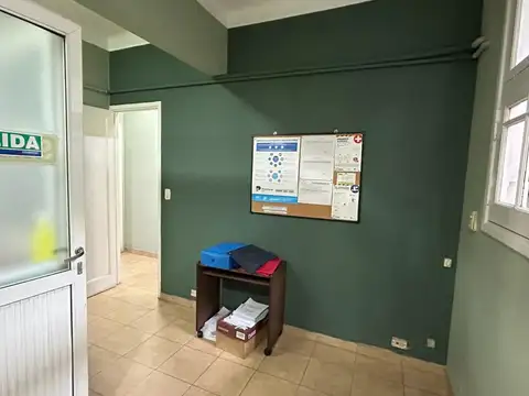 OFICINA / PISO UNICO 4 AMBIENTES AL FRENTE EN 1° PISO