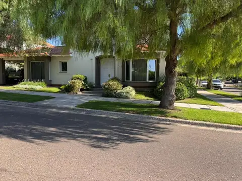 Casa Barrio Dalvian, 3 Dorm, 4 Baños, 2 Cocheras, Calefacción, Piscina