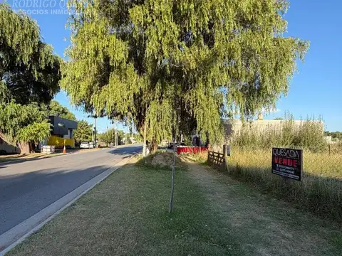 Amplio lote en Mar Del Tuyu sobre Av. 79 E/11 y 12