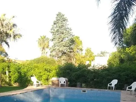 CASA EN FUNES CON PARQUE Y PILETA