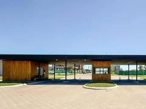 Rbs. Excelente Lote En Barrio Village Plaza. Bella