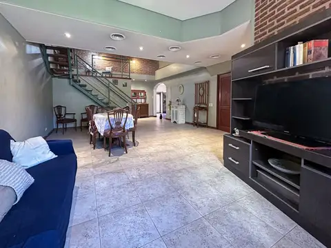 Venta casa 5ambs. Quincho y patio. APTO CRÉDITO