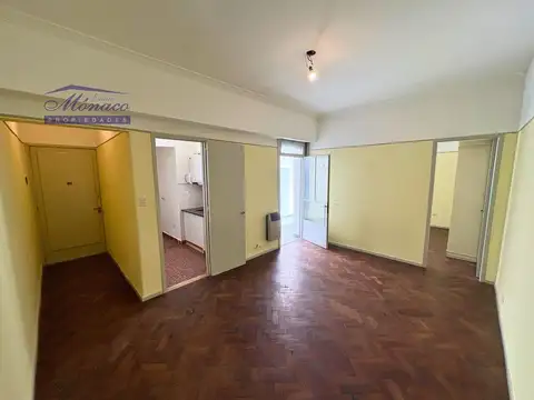 Impecable 2 ambientes con patio y cocina independiente!