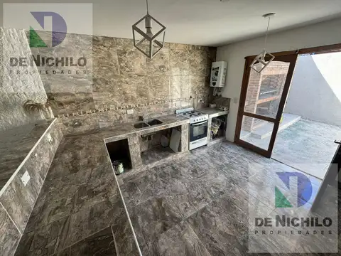 Alquiler casa 4 amb. con parrilla y patio en Avellaneda, a metros del Shoping Alto Avellaneda.