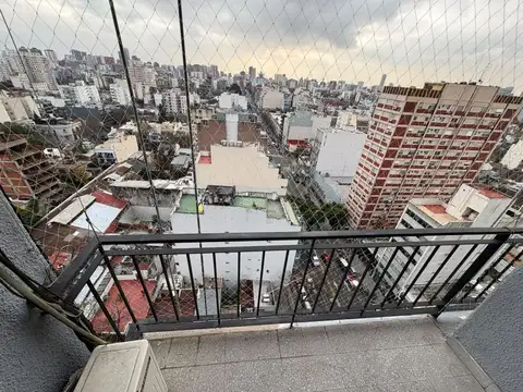 2 AMBIENTES CFTE. C/ BALCON - BUEN ESTADO - LUMINOSO