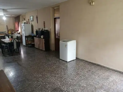 Casa 8 ambientes con 2 baños