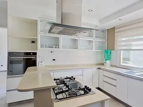 Casa 6 ambientes con 4 baños