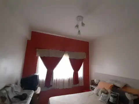 Lujito , 2 AMBIENTES CON PATIO LAV CUBIERTO AMPLIA HABITACIÓN.  56 M2 Departamento tipo casa en venta en Parque Avellaneda