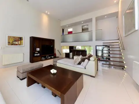 Casa en Venta con 4 cocheras