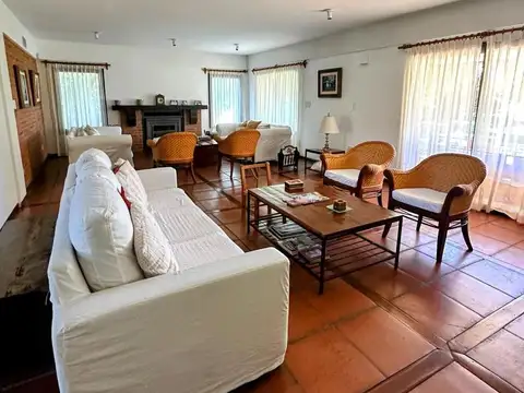 Casa en Venta con 8 cocheras