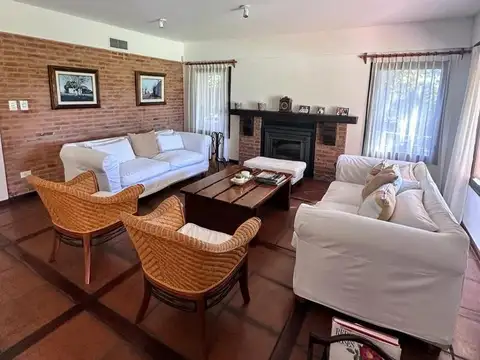 Casa 8 ambientes con 5 baños