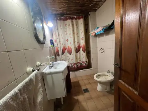 VENTA CASA DE 4 DORMITORIOS, PATIO SECO, QUINCHO Y COCHERA, ESTADO DE ISRAEL 1000,TIRO SUIZO
