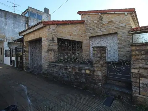CASA 3 ambientes a reciclar con amplio fondo libre.