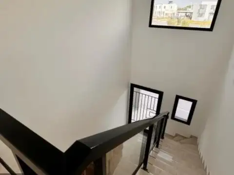 Casa en Venta con 3 cocheras