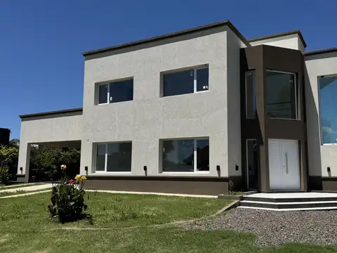 Casa 5 ambientes con 3 baños