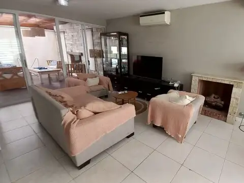 Casa 5 ambientes con 2 baños