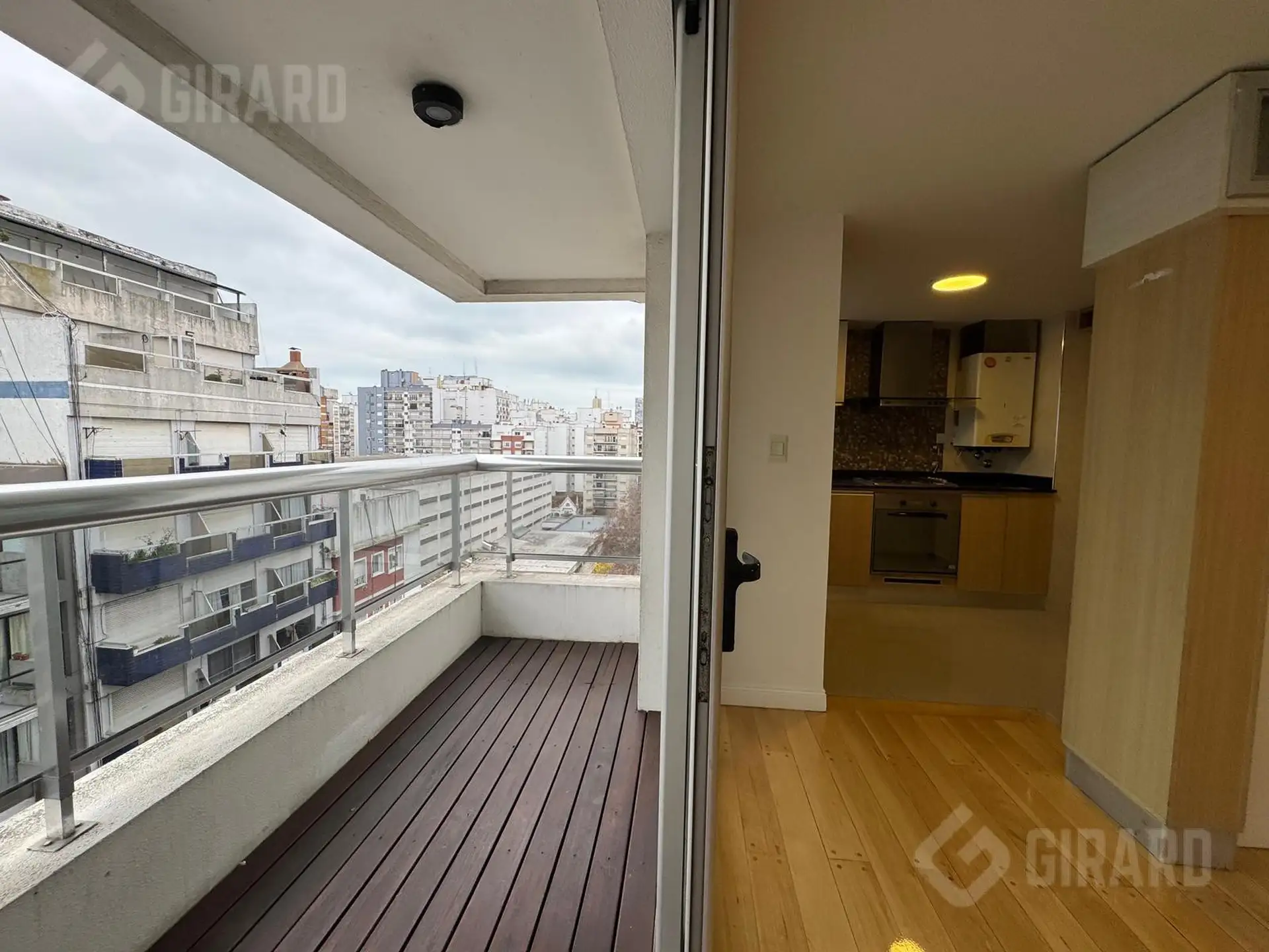 Venta de Departamento de 3 ambientes con cochera en zona plaza mitre. Excelente Estado