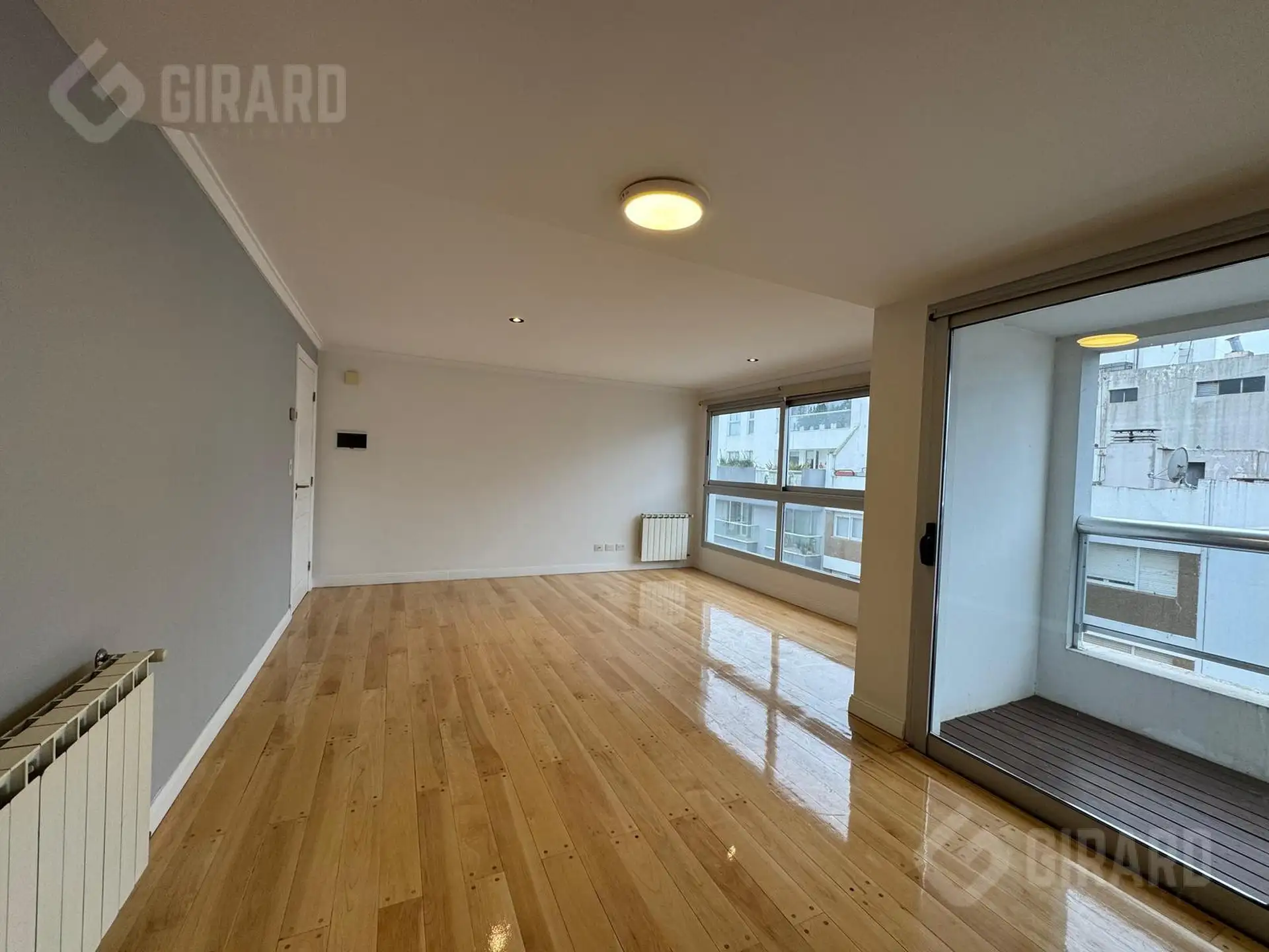 Venta de Departamento de 3 ambientes con cochera en zona plaza mitre. Excelente Estado