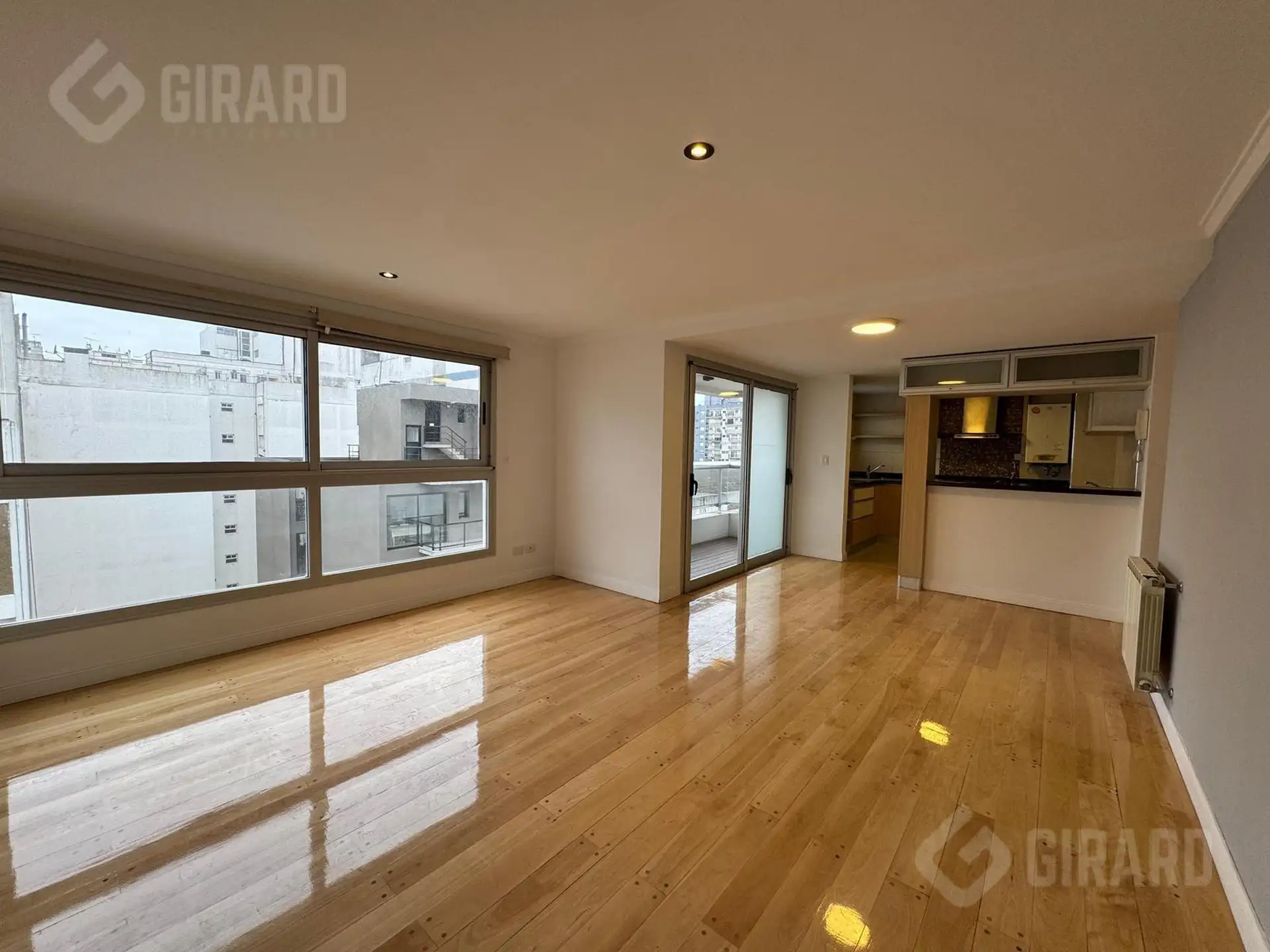 Venta de Departamento de 3 ambientes con cochera en zona plaza mitre. Excelente Estado
