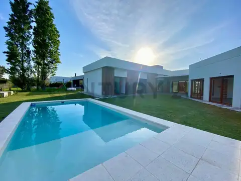 Casa a estrenar en venta de 3 dormitorios con amplio parque y pileta, en Lomas de City Bell