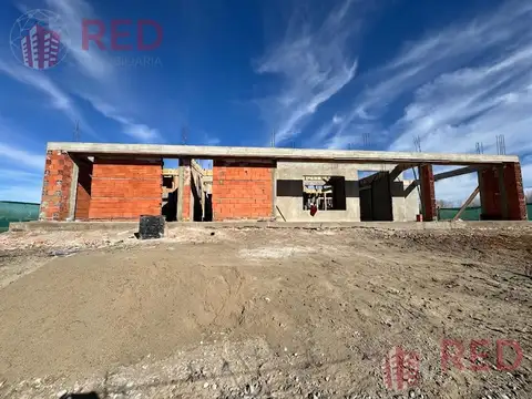 Vende Casa con fondo de laguna y cancha en Barrio Privado Los Canales de Plottier
