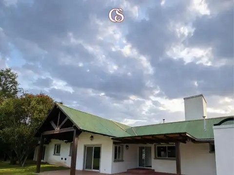 Casa en Alquiler con 3 cocheras
