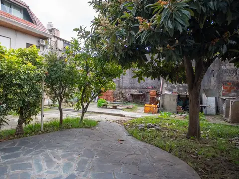 Venta Casa 5 ambientes con jardín y cochera en Villa Luzuriaga.