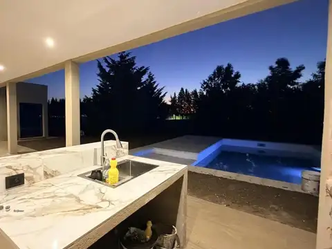 Casa en venta - 3 Dormitorios 4 Baños - San Vicente