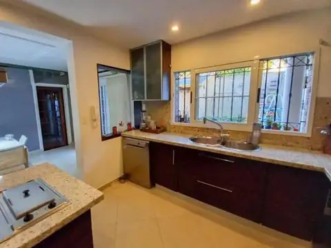 Casa 4 ambientes con 5 baños