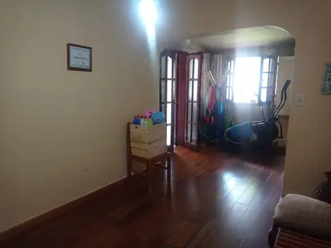 Casa 6 ambientes con 2 baños