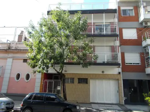 Venta  departamento de 3 ambientes al frente  en Floresta.
