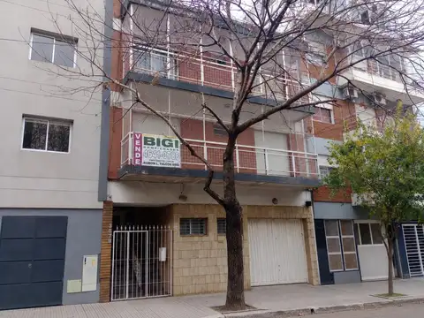 Venta  departamento de 3 ambientes al frente  en Floresta.
