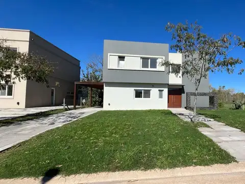 Casa 4 ambientes con 3 baños
