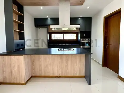 Moderna Casa en San Eliseo Golf | Vista al Golf | Desarrollada en Planta Baja con Terraza Panorámica