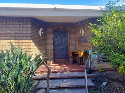 SE VENDE: AMPLIA CASA CON EXCELENTE UBICACIÓN 