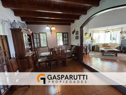 Casa 4 ambientes con 2 baños